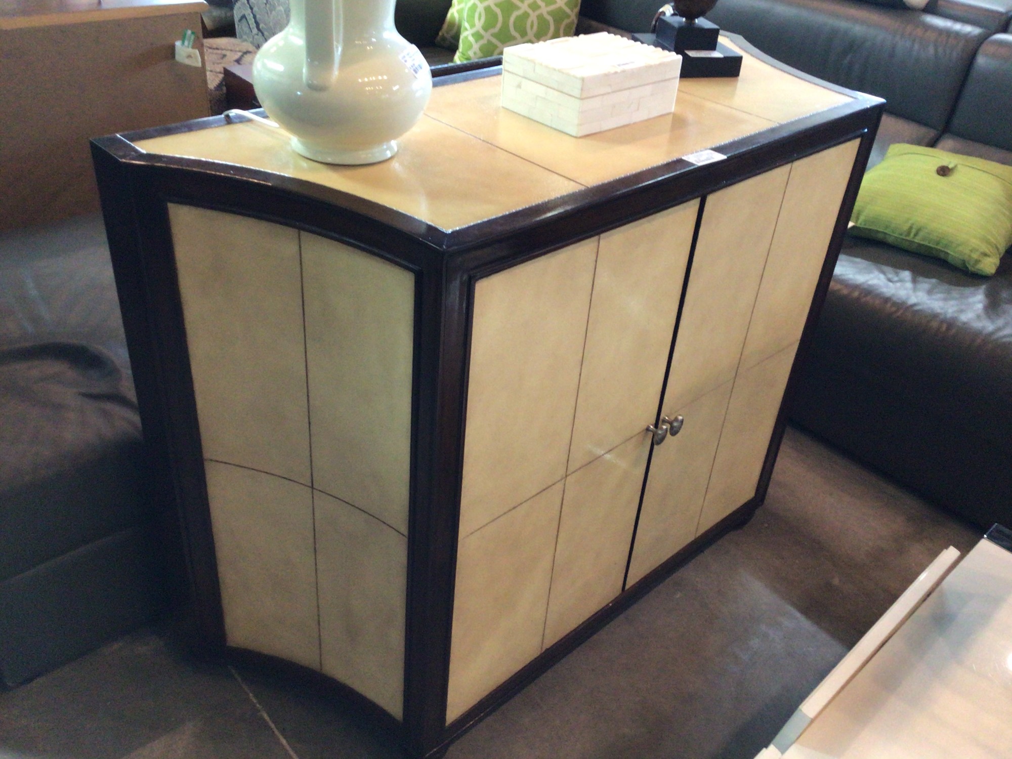 Cream Entry Chic & Cozy Consignment Furniture